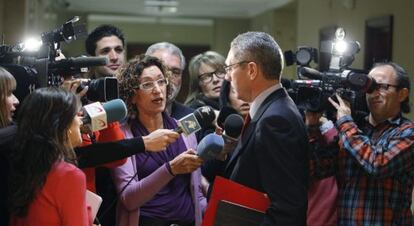 El ministro de Justicia, Alberto Ruiz-Gallardón, atiende a los periodistas a su llegada esta mañana al Congreso.