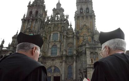 Dos canónigos delante de la Catedral de Santiago