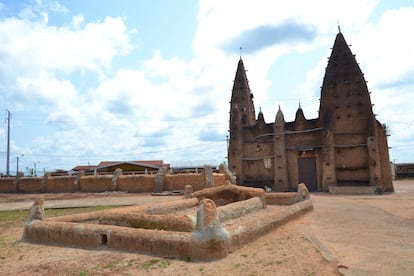 Mezquita pequeña de Kong, en la que entran unas 50 personas. Se halla en el barrio de Barora, Costa de Marfil.