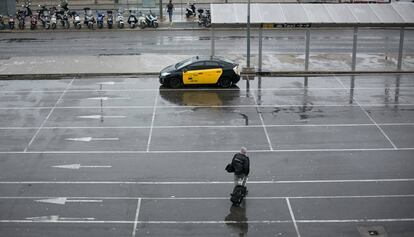 Parada de taxis buida a l'estació de Sants, a Barcelona.