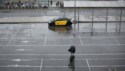 Parada de taxis buida a l&#039;estaci&oacute; de Sants, a Barcelona.