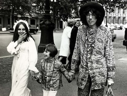 Los maxicollares y los estampados inundaban las calles. En la foto, una familia pasea por Londres.