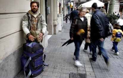 Constantin Nedelcu, un sin techo, en la esquina del Eixample donde suele estar.