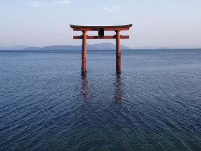 El &#039;torii&#039; (puerta del templo) de la isla japonesa de Miyajima se cubre de agua con la marea alta. 