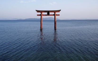 El 'torii' (puerta del templo) de la isla japonesa de Miyajima se cubre de agua con la marea alta.
