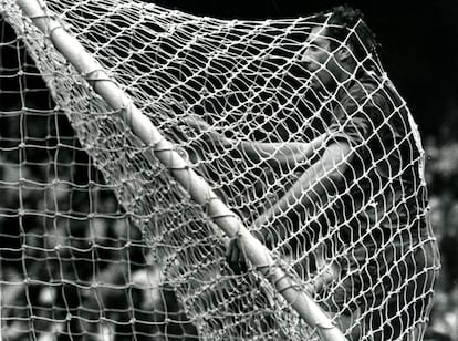 Quini celebra un gol en un partido con el Barcelona.