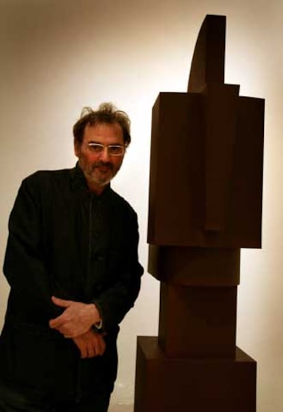 Miquel Navarro, junto a una de sus obras que se exhiben en el IVAM.