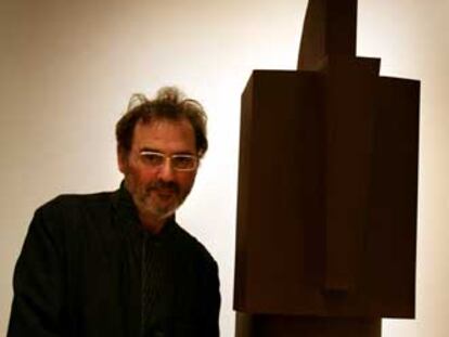 Miquel Navarro, junto a una de sus obras que se exhiben en el IVAM.