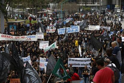 Manifesta&ccedil;&atilde;o de trabalhadores despedidos no Rio, nesta segunda.