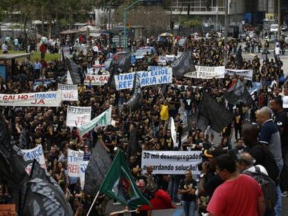 Manifesta&ccedil;&atilde;o de trabalhadores despedidos no Rio, nesta segunda.