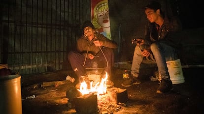 Moradores de rua tentam se aquecer ao redor de uma fogueira na região do Largo São Bento, no centro de São Paulo, na quinta-feira, 29 de julho.