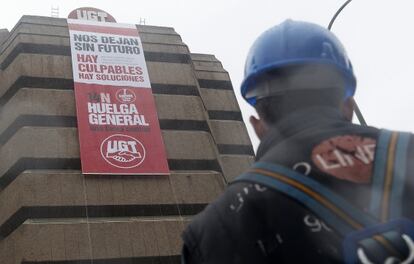 La pancarta de UGT en su sede de Madrid animando a la huelga del 14-N.