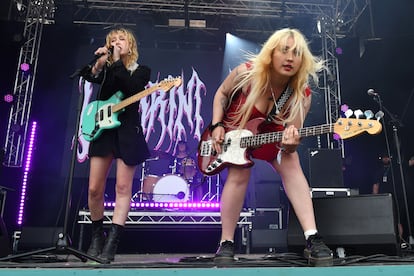 Phoebe Lunny y Lily Macieira, de Lambrini Girls, actuando en el festival de Glastonbury (Inglaterra), el pasado 27 de junio.