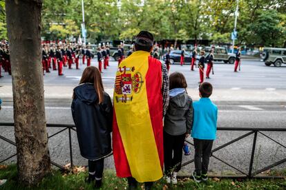 El público toma posiciones en el paseo de la Castellana antes del arranque del desfile.