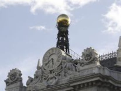 Reloj en la fachada de la sede del Banco de Espa&ntilde;a, en la Plaza de Cibeles en Madrid.