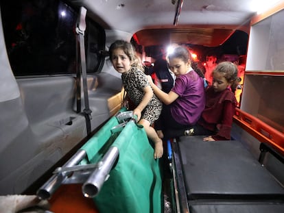 Tres niñas en una ambulancia tras el ataque al hospital Al Ahli al Arabi de Gaza, el martes.