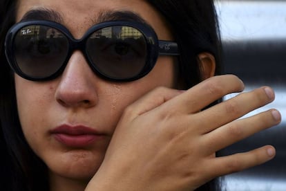 Una mujer llora durante el minuto de silencio en la Plaza de Catanlunya de Barcelona.