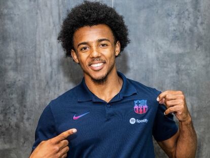 Jules Koundé, con la camiseta del Barcelona, en una imagen difundida por el club este jueves.