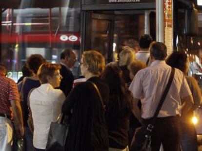 Esperando el autobús en el centro de Madrid durante la huelga de la mañana.