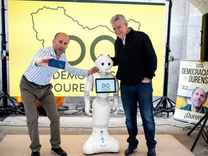 El partido Democracia Ourensana ha fichado este robot para pedir el voto.