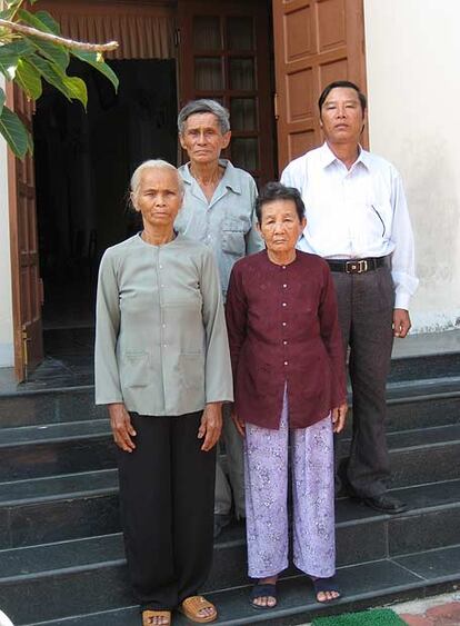 A la izquierda de la fotografía Pham Thi Thuan, que metió el pecho en la boca a su hija de tres años para que se callara. Sobrevivieron ambas bajo los cuerpos de los vecinos. A su lado, Truong Thi Le, que se escondió con su hijo entre la paja de arroz, pero su hija murió. Detrás, a la izquierda, Pham Dat, que, tras ser herida, se ocultó con tres hijos en un refugio, lo que les salvó. Y Cong Pham Thanh, que tenía 11 años y se salvó porque sus familiares cayeron sobre él.