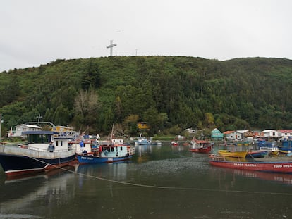 Caleta de pescadores en la isla chilena Tenglo, ubicada frente a la ciudad de Puerto Montt, en la Región de Los Lagos.