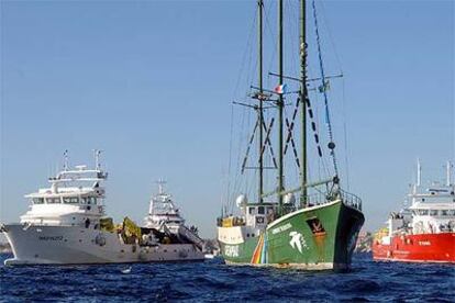 El <i>Rainbow Warrior II</i> (a la derecha), ante el puerto de Marsella.