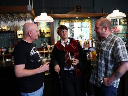 Professional Harry Potter impersonator Luke Williams (C) enjoys a drink at a pub in London, Britain, May 1, 2017. REUTERS/Neil Hall SEARCH "HALL POTTER" FOR THIS STORY. SEARCH "WIDER IMAGE" FOR ALL STORIES.