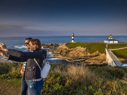 Turistas en el faro de Isla Pancha (Ribadeo) donde se ha abierto un hotel.