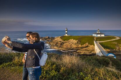 Turistas en el faro de Isla Pancha (Ribadeo) donde se ha abierto un hotel.