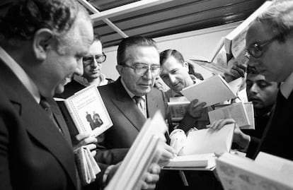 Giulio Andreotti firma ejemplares de sus libros en septiembre de 1983. Ese año Andreotti entró a formar parte del gobierno socialista de Bettino Craxi como ministro de Asuntos Exteriores.