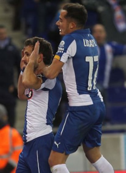 Lucas Vázquez y Stuani celebran un gol del Espanyol.