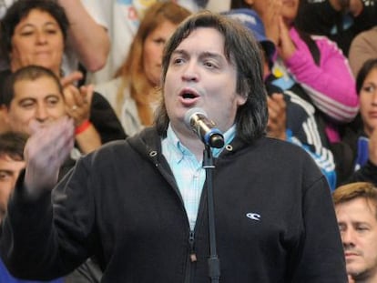 M&aacute;ximo, filho de N&eacute;stor e Cristina Kirchner, discursa em Buenos Aires.