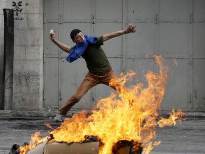 Un palestino, en las protestas contra Israel en Hebr&oacute;n, en Cisjordania.