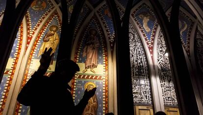 Fieles en la catedral de Osorno (Chile).