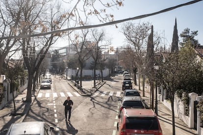 Un hombre corre por la colonia Ciudad Jardín Alfonso XIII.