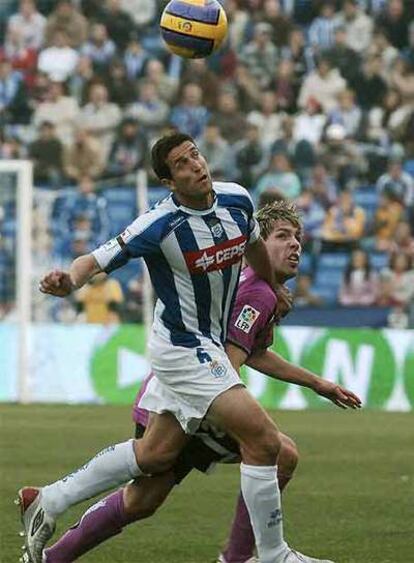Merino e Hidalgo pugnan por la pelota.