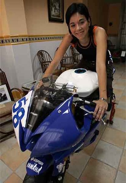 Natalia Alcover, subida a su Yamaha R6.