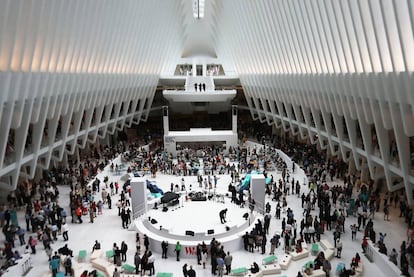 Compradores en el nuevo centro comercial del World Trade Center