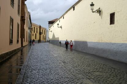 San Cristóbal de La Laguna o simplemente La Laguna es un ejemplo de ciudad colonial no amurallada que, además, conserva prácticamente intacto su trazado original del siglo XV. El trazado de esta localidad canaria sirvió de modelo a ciudades americanas como La Habana (Cuba), Lima (Perú) o Cartagena de Indias (Colombia). Todas ellas comparten la huella del pasado colonial español. La Laguna fue declarada patrimonio mundial por la Unesco 1999.