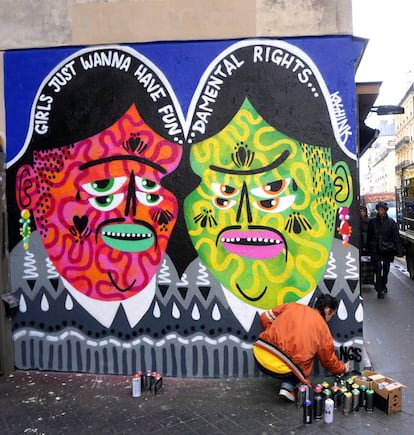 La artista Kashink terminando su obra 'Fundamental Rights'.