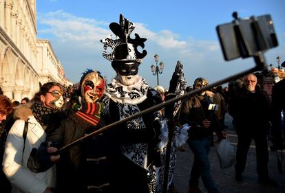 Participantes en el carnaval de Venecia (Italia), se hacen un ‘selfie’ en la plaza de San Marcos.