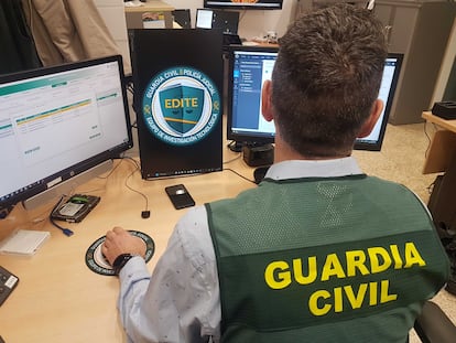 Agente de la Guardia Civil trabajando en un ordenador.
