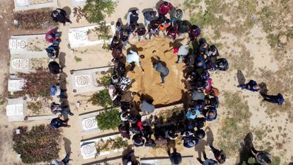 Vista aérea del funeral de una víctima de coronavirus, en la Franja de Gaza.