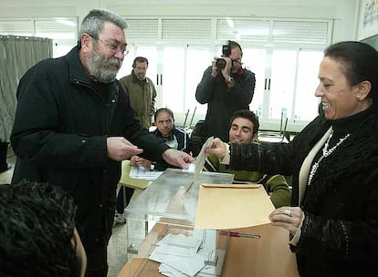 El secretario general de UGT, Cándido Méndez, introducía su papeleta en un colegio electoral de Jaén.