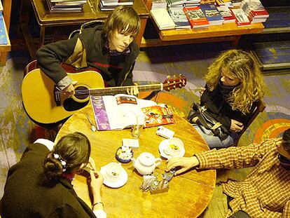 Jóvenes rusos toman té y tocan la guitarra en uno de los nuevos locales de Moscú.