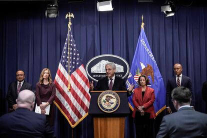 El fiscal general Merrick Garland en una rueda de prensa el 14 de abril en Washington. A su lado, Anne Milgram, directora de la DEA.