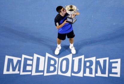 El serbio Novak Djokovic besa el trofeo que lo acredita como vencedor del torneo de tenis Opren de Australia de 2008; fue la última final en la que no estuvieron ni Nadal ni Federer.