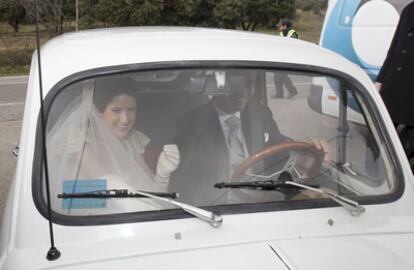 Mónica Abascal llega a la boda.