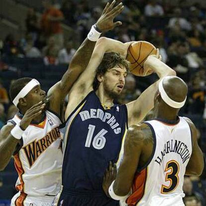 Gasol pelea por un balón ante Stephen Jackson y Al Harrington de los Golden State Warriors